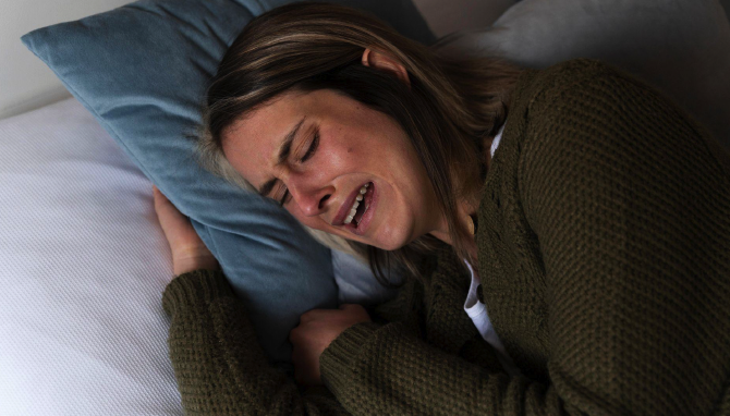 Article : Bruxisme nocturne : comment protéger ses dents pendant son sommeil ?